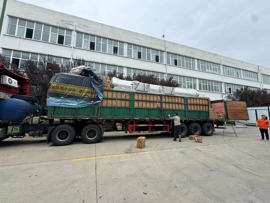 新疆喀什客戶訂購的八米電磁流水線炒貨設備裝車發貨